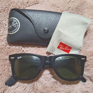 Ray-Ban Wayfarer sunnies-black